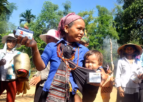 Người dân còn được cấp thuốc tẩy giun phòng bệnh. Xem thêm: Những “cặp đôi không hoàn hảo" dễ khiến người ăn... nhập viện