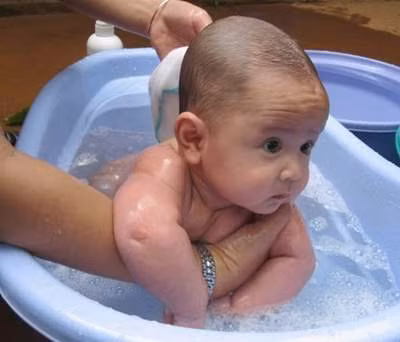 Cần thường xuyên tắm rửa sạch sẽ và gội đầu cho trẻ. Tránh cho trẻ nghịch ngợm với đất, cát và cho trẻ uống thật nhiều nước rau, quả để tăng sức đề kháng. Không nên tự ý nặn mụn hoặc bôi thuốc lên mụn khi chưa có chỉ định của bác sỹ vì có thể sẽ gây. (Ảnh: ITN) Xem thêm: Chùm ảnh: Sự nguy hiểm của việc sâu răng ở trẻ