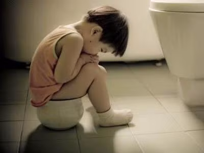 Khi trẻ bị tiêu chảy, việc đầu tiên các bậc cha mẹ cần làm là cho con uống nước oresol, không nên bắt trẻ phải nhịn ăn, tiếp tục cho trẻ bú mẹ nếu trẻ đang trong thời kỳ bú. Khi trẻ khỏi nên cho trẻ ăn tăng bữa để trẻ lấy lại được sự cân bằng nhanh chóng. Không được uống bất cứ loại thuốc nào nếu như không được bác sĩ chỉ định.(Ảnh: ITN) Xem thêm: Chùm ảnh: Sự nguy hiểm của việc sâu răng ở trẻ