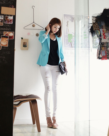 Mix cùng áo vest sắc màu: Áo vest sắc màu mix cùng quần trắng là gợi ý tuyệt vời cho những bạn gái khi làm việc ở những nơi cần thanh lịch, kín đáo. Xem thêm: "Đã mắt" với phong cách thời trang của bốn tiểu hoa đán xứ Trung