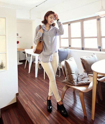 Mix cùng sơ mi đơn giản: Quần trắng diện cùng sơ mi gam màu paster là gợi ý tiếp theo dành cho bạn Xem thêm: "Đã mắt" với phong cách thời trang của bốn tiểu hoa đán xứ Trung