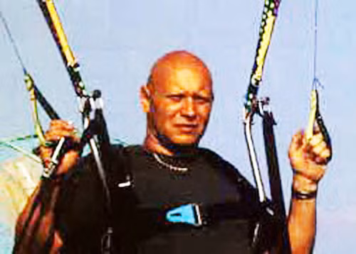 Phi công Didier Eymin (Pháp), người sáng lập môn dù lượn phiêu lưu từ năm 1985... (Ảnh do Công ty C.A.T.I. cung cấp) Phi công Didier Eymin (Pháp), người sáng lập môn dù lượn phiêu lưu từ năm 1985... (Ảnh do Công ty C.A.T.I. cung cấp)