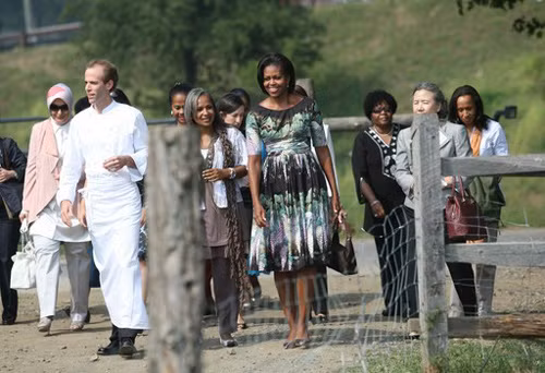 Vào tháng 9/2010, quý bà Obama tiếp tục diện lại chiếc váy này trong chuyến đi thăm khu vường thảo mộc tại đồi Pocantico, New York. Xem thêm:Chọn váy cho cô nàng công sở cá tính Vào tháng 9/2010, quý bà Obama tiếp tục diện lại chiếc váy này trong chuyến đi thăm khu vường thảo mộc tại đồi Pocantico, New York. Xem thêm:Chọn váy cho cô nàng công sở cá tính