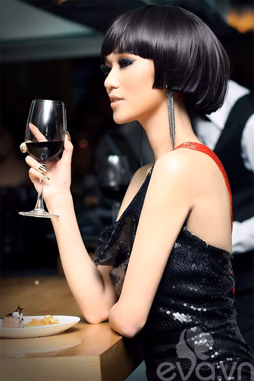 Chiếc cằm nhọn xinh từ góc nhìn nghiêng trông càng đẹp hơn. Vậy là sau Minh Hằng, thêm một người đẹp nữa quyết tâm thay đổi vẻ đẹp bầu bĩnh dễ thương bằng sự sắc sảo, quyến rũ. (Ảnh: Eva) Xem thêm:Mỹ nữ Việt "đẹp khó hiểu" trên thảm đỏ Cannes