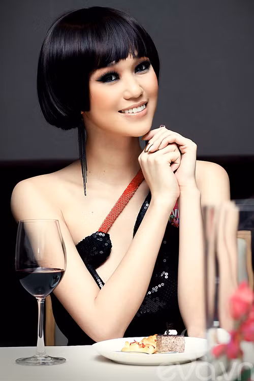 Cá tính với mái tóc ngắn, đầm đen, nụ cười rạng rỡ. (Ảnh: Eva) Xem thêm:Mỹ nữ Việt "đẹp khó hiểu" trên thảm đỏ Cannes