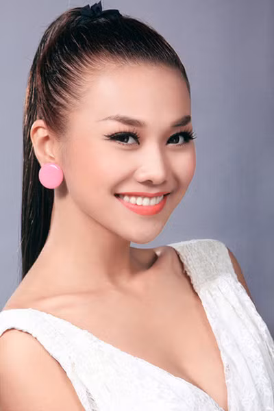 Thanh Hằng: Sở hữu một làn da nâu như Thanh Hằng, bạn nên chọn tất cả các lớp lót, phấn nền, phấn phủ... đều là gam màu nâu đồng hoặc nâu nhạt, sáng hơn da một tông. Bạn cần tránh phấn có sắc xanh hoặc tím. Xem thêm: Váy liền công sở tôn dáng uyển chuyển