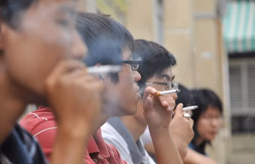 Cấm hút thuốc: Theo nghiên cứu, khoảng 85% các trường hợp COPD ở Mỹ là do hút thuốc. Thậm chí nếu bạn không hút thuốc, hít khói thuốc (hay còn gọi là hút thuốc thụ động) cũng cực kỳ bất lợi cho phổi của bạn, đặc biệt khi khói thuốc không đi qua bất kỳ loại hệ thống lọc nào và như vậy có thể thậm chí còn có hại nhiều hơn. (Ảnh: VNN) Xem thêm: Ăn những thực phẩm này, coi chừng bị "tẩy chay" vì... hôi miệng