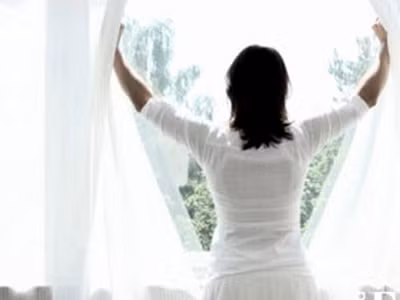 Mở cửa sổ: Bạn nên mở cửa sổ khi bạn dọn dẹp nhà cửa và sử dụng những loại hóa chất làm sạch mạnh. Ngoài ra, nếu căn nhà quá ngột ngạt bởi vì bạn đã không mở cửa sổ hoặc cửa chính nhiều ngày thì có thể hơi ẩm và bụi dễ tích tụ trong không khí. Hãy mở cửa đón gió tự nhiên vào nhà để giúp không khí sạch sẽ và lưu thông. (Ảnh: nhadep) Xem thêm: Ăn những thực phẩm này, coi chừng bị "tẩy chay" vì... hôi miệng