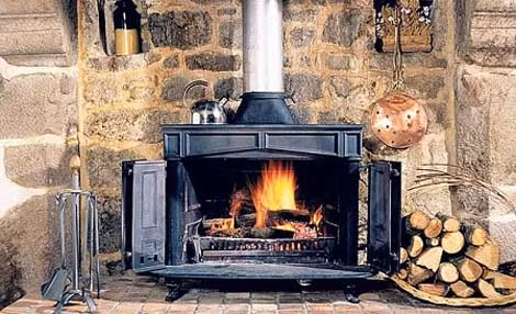 Lò sưởi đốt gỗ sản sinh ra muội than và carbon khi phần lớn lượng khói đi lên ống khói. Nếu hệ hô hấp của bạn nhạy cảm với môi trường nghĩa là bạn cần phải ưu tiên có không khí sạch. (Ảnh: nhadep) Xem thêm: Ăn những thực phẩm này, coi chừng bị "tẩy chay" vì... hôi miệng