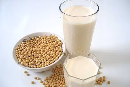 Sữa và các loại hạt: Để trẻ thích thú với bữa sáng và giúp các mẹ chuẩn bị bữa sáng cho trẻ không mất quá nhiều thời gian, bạn hãy thử cho trẻ uống sữa và ăn các loại ngũ cốc, những loại hạt và trái cây xem sao. Xem thêm: Ám ảnh những "đầu trọc" bé nhỏ trong viện K Tam Hiệp Sữa và các loại hạt: Để trẻ thích thú với bữa sáng và giúp các mẹ chuẩn bị bữa sáng cho trẻ không mất quá nhiều thời gian, bạn hãy thử cho trẻ uống sữa và ăn các loại ngũ cốc, những loại hạt và trái cây xem sao. Xem thêm: Ám ảnh những "đầu trọc" bé nhỏ trong viện K Tam Hiệp