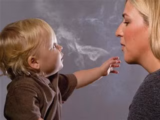 Cha mẹ hút thuốc khiến con có nguy cơ gặp nhiều vấn đề hô hấp cho đến trưởng thành - Ảnh: Reuters