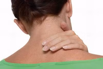 Vẹo cổ gây đau nhức khó chịu vùng cổ và bả vai.
