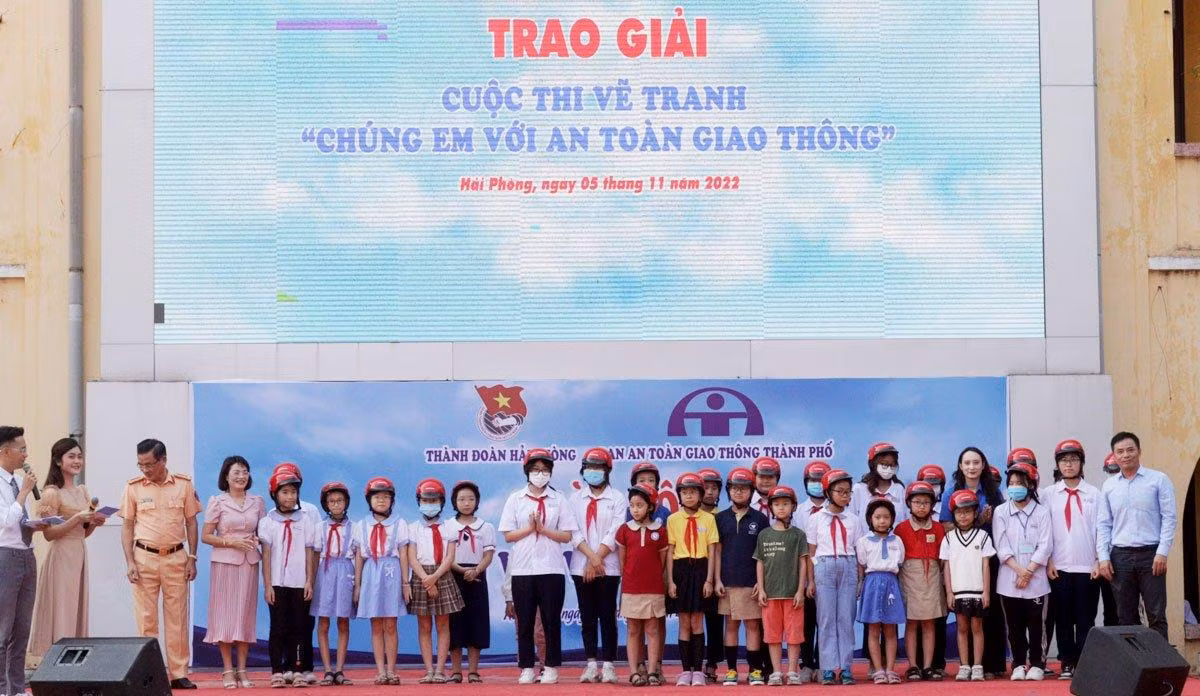 Trao giải cuộc thi vẽ tranh "chúng em với an toàn giao thông" (Ảnh: HT) Trao giải cuộc thi vẽ tranh "chúng em với an toàn giao thông" (Ảnh: HT)