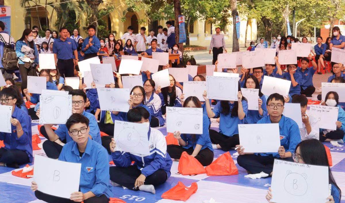 Đoàn viên thanh niên tham gia cuộc thi "Rung chuông vàng" về chủ đề an toàn giao thông (Ảnh: HT) Đoàn viên thanh niên tham gia cuộc thi "Rung chuông vàng" về chủ đề an toàn giao thông (Ảnh: HT)
