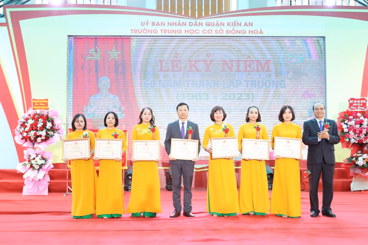 Lãnh đạo Sở Giáo dục và Đào tạo trao bằng khen của Bộ trưởng Bộ Giáo dục và Đào tạo tặng tập thể và các cá nhân có thành tích xuất sắc (Ảnh: LT)