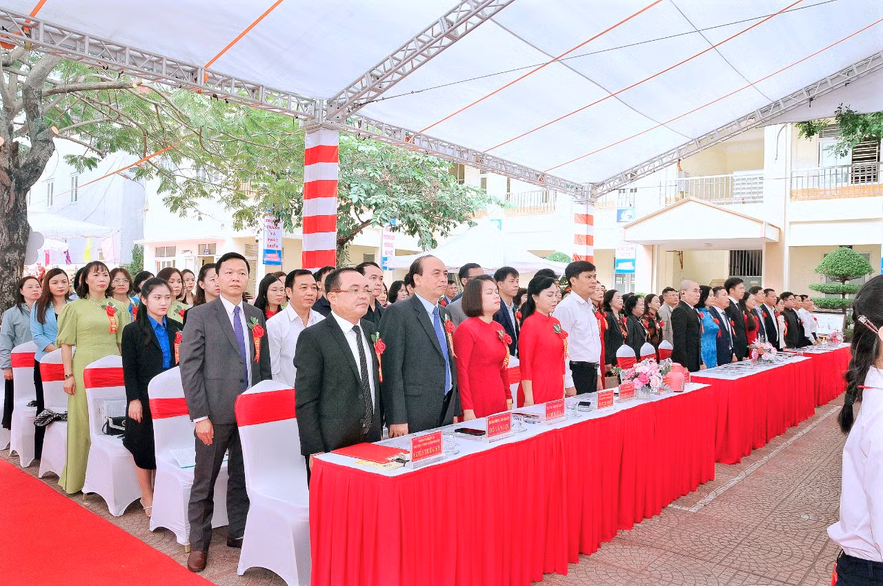 Các đại biểu dự lễ kỷ niệm 60 năm thành lập Trường Trung học cơ sở Đồng Hoà (Ảnh: LT)