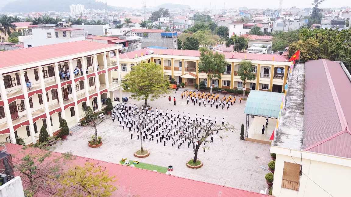 Trường Trung học cơ sở Đồng Hoà hiện nay được xây dựng khang trang, hiện đại, đáp ứng yêu cầu dạy và học (Ảnh: LT)