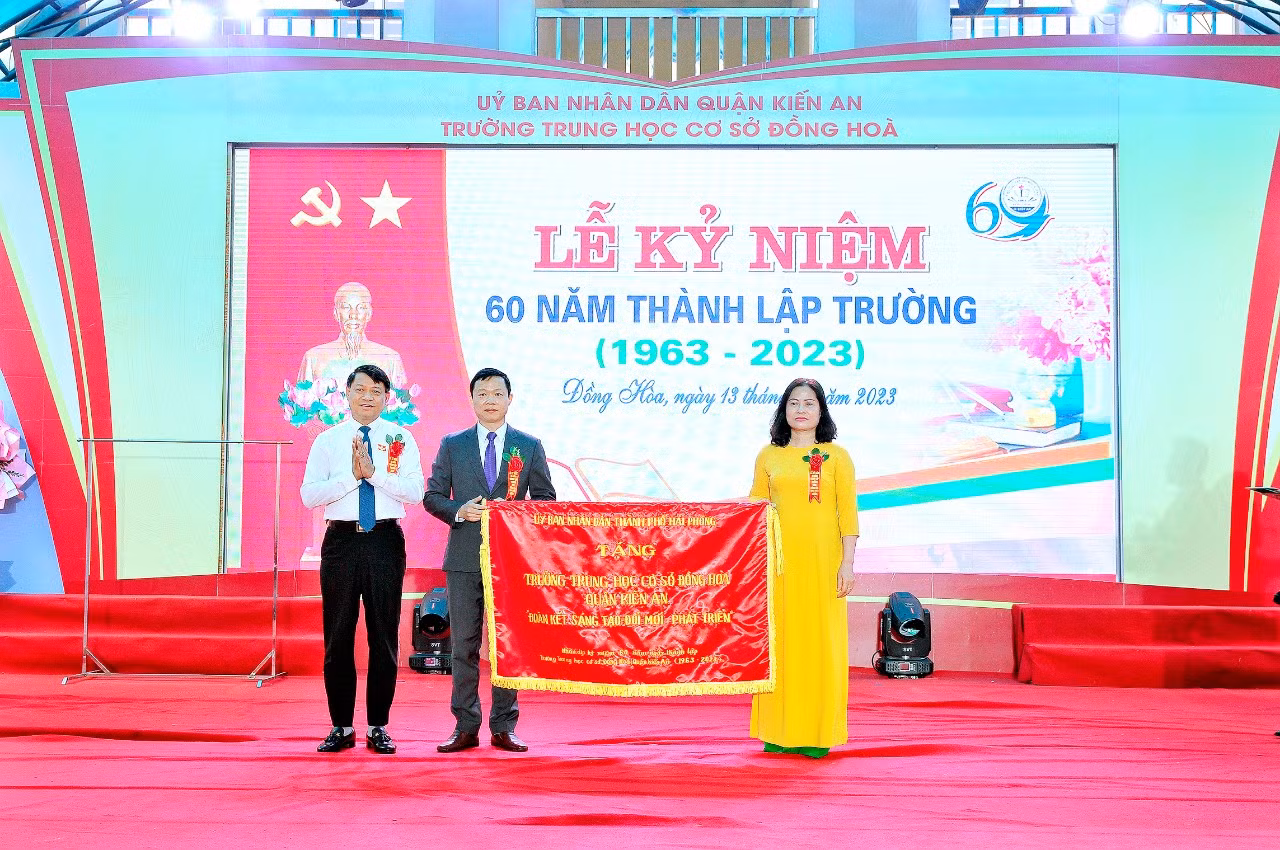 Ông Phạm Văn Khanh - Bí thư Quận ủy Kiến An trao bức trướng của Ủy ban nhân dân thành phố tặng Trường Trung học cơ sở Đồng Hòa (Ản: LT)