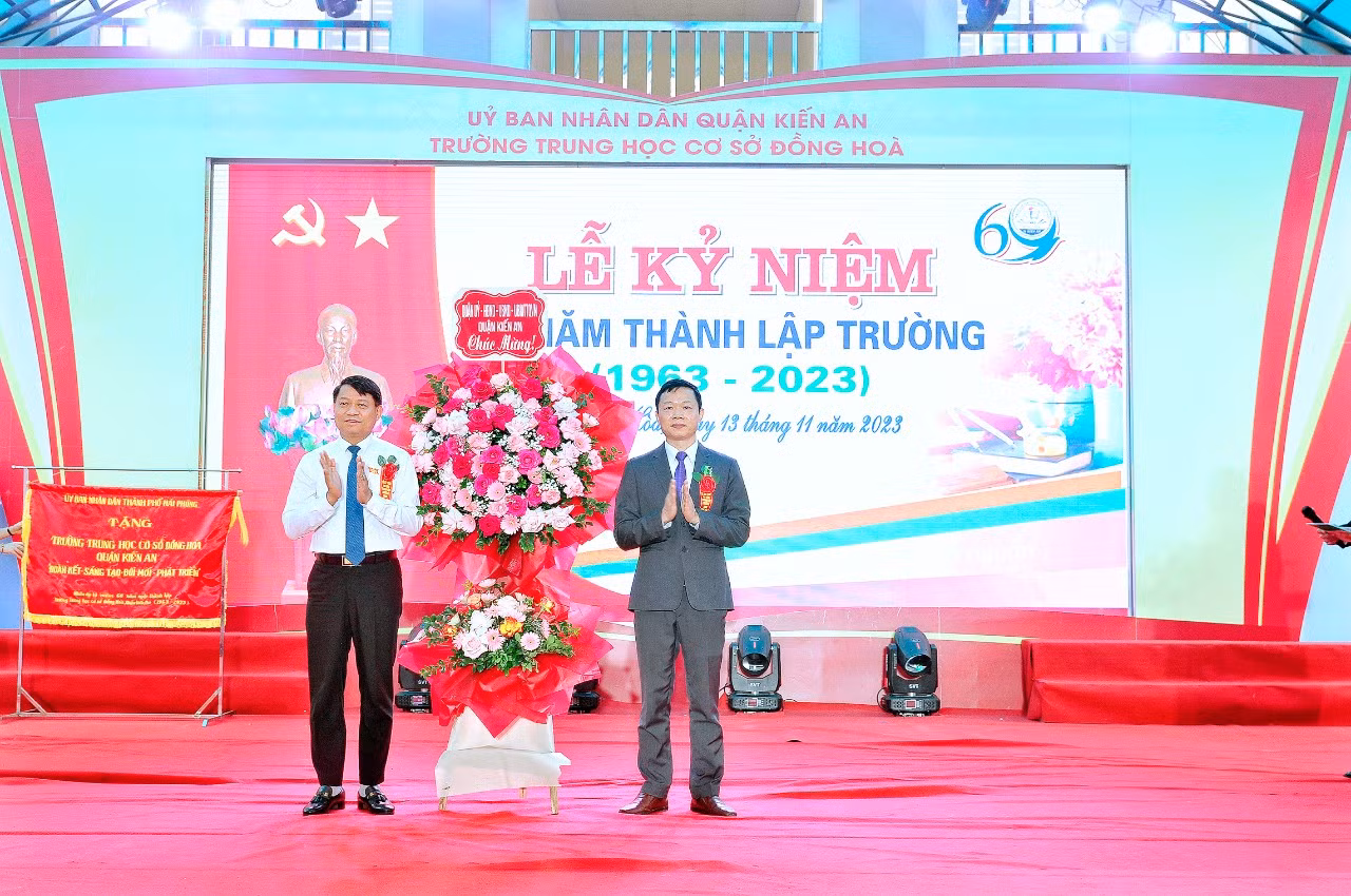 Lãnh đạo quận Kiến An tặng hoa chúc mừng nhà trường (Ảnh: LT)