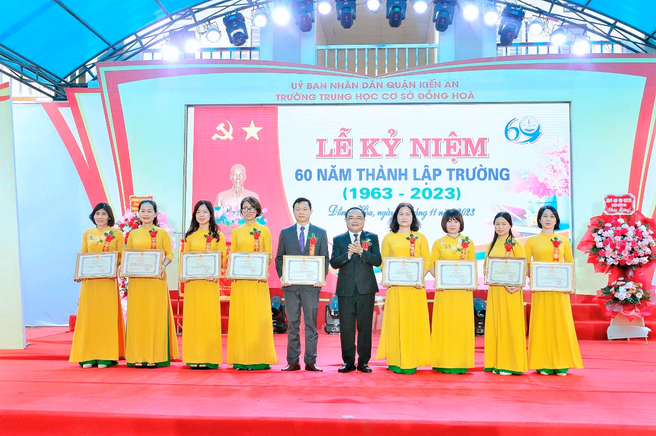 Lãnh đạo quận Kiến An trao bằng khen của Chủ tịch Ủy ban nhân dân thành phố tặng các tập thể, cá nhân có thành tích xuất sắc (Ảnh: LT)