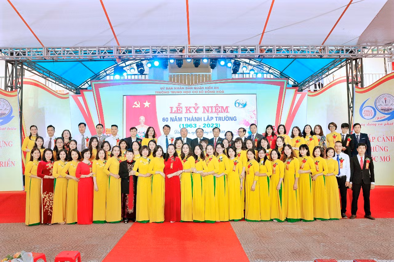 Các đại biểu chụp ảnh lưu niệm với cán bộ, giáo viên, nhân viên nhà trường (Ảnh: LT)