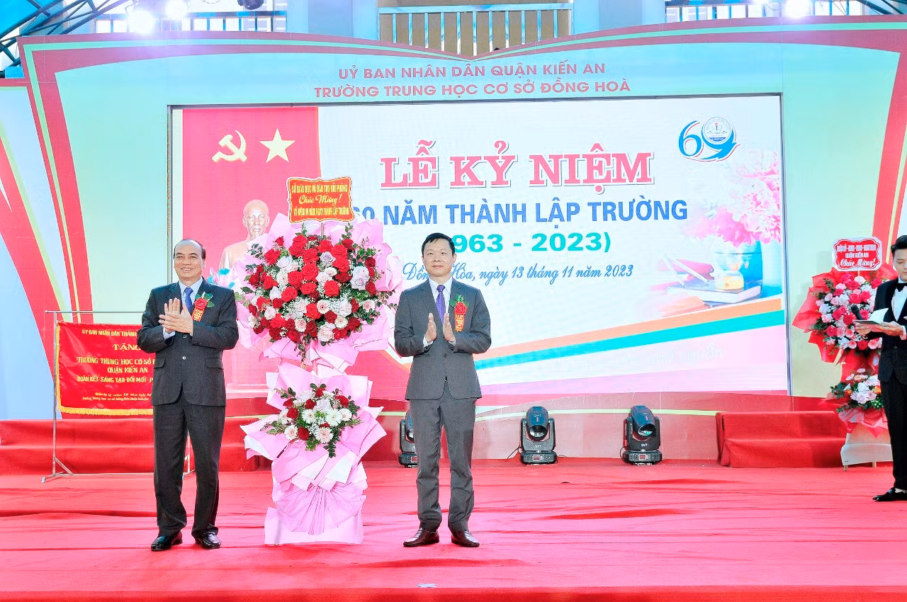 Lãnh đạo Sở Giáo dục và Đào tạo tặng hoa chúc mừng nhà trường (Ảnh: LT)