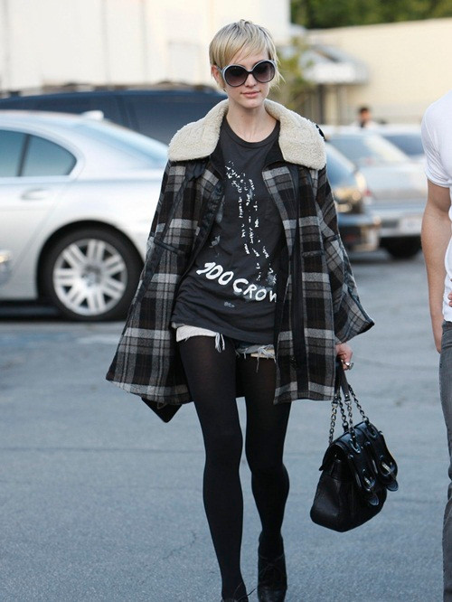 Ashlee Simpson trong chiếc áo cape sọc đen trắng Ashlee Simpson trong chiếc áo cape sọc đen trắng