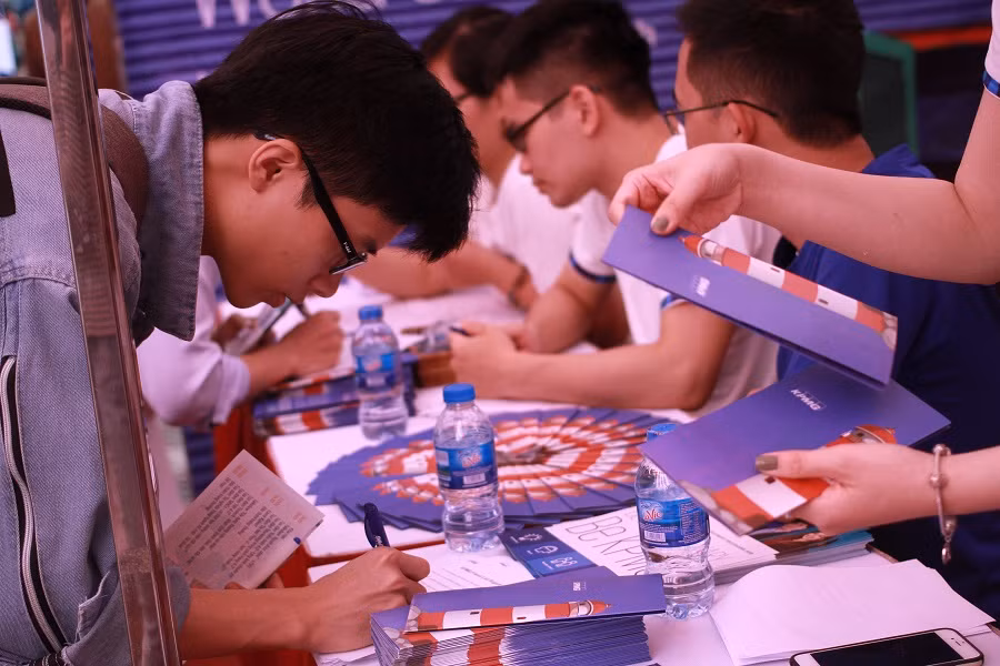 Ngày 15/4, Ngày hội việc làm – NEU CAREER EXPO 2018 chính thức diễn ra tại Trường Đại học Kinh tế Quốc dân với nhiều hoạt động hấp dẫn với sự tham gia của sinh viên nhiều trường đại học chuyên ngành kinh tế tới tìm cơ hội việc làm. (Ảnh: Linh Hương)