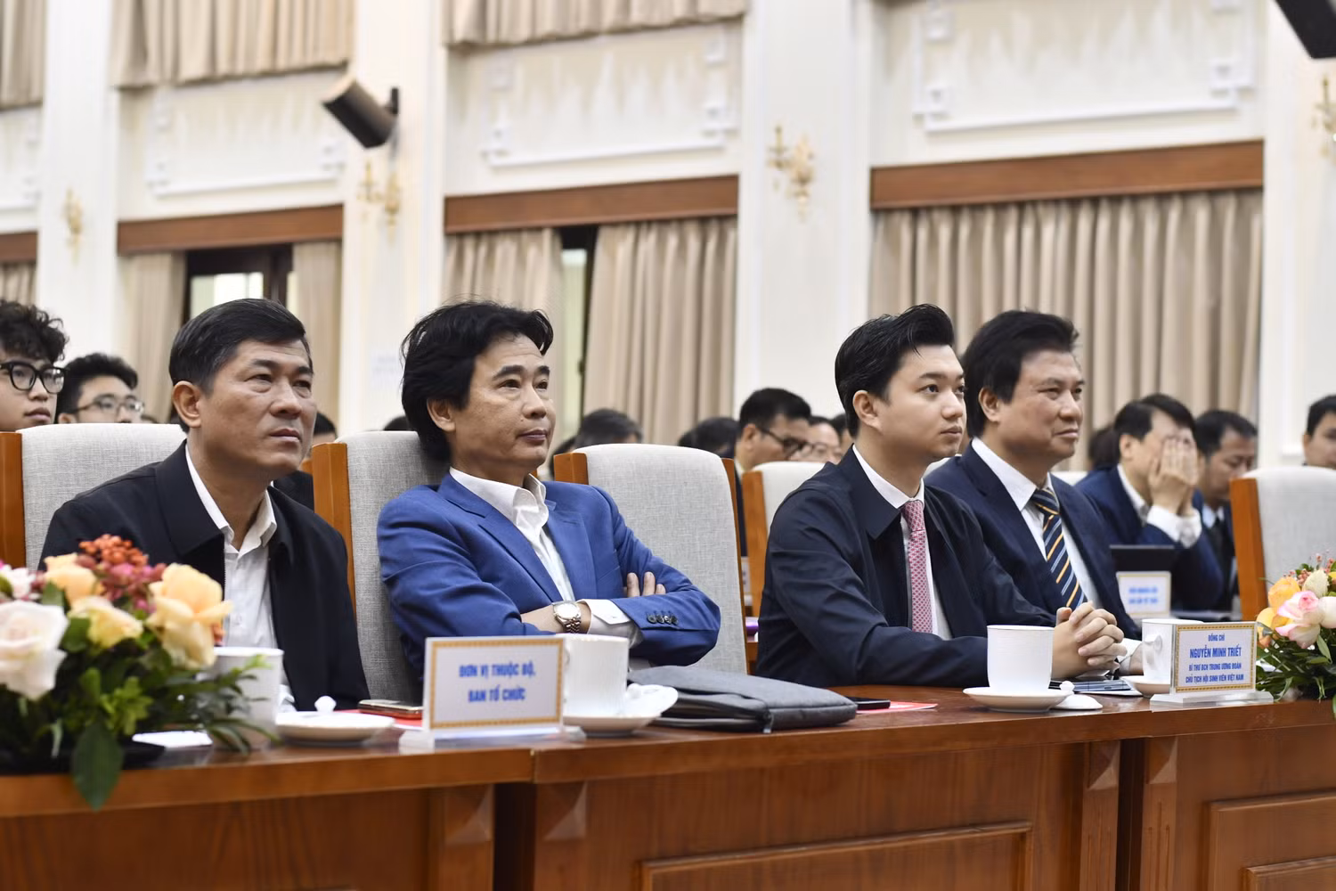 Các đại biểu tham dự Chương trình Gặp mặt, tuyên dương học sinh đoạt giải Olympic và Hội thi Khoa học kỹ thuật quốc tế năm 2022. (Ảnh: Mai Huệ).