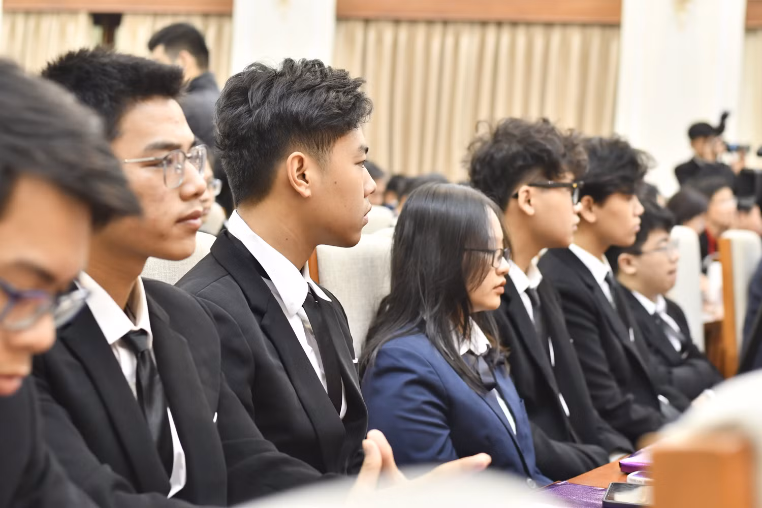 Học sinh các trường trung học phổ thông đoạt thành tích xuất sắc tại Olympic và Hội thi Khoa học kỹ thuật quốc tế năm 2022. (Ảnh: Mai Huệ).