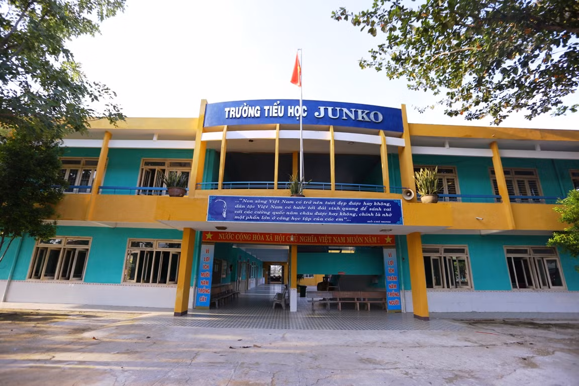Ngôi trường được xây dựng nên bởi tình yêu và ước mơ của một nữ sinh Nhật Bản. Ngôi trường được xây dựng nên bởi tình yêu và ước mơ của một nữ sinh Nhật Bản.
