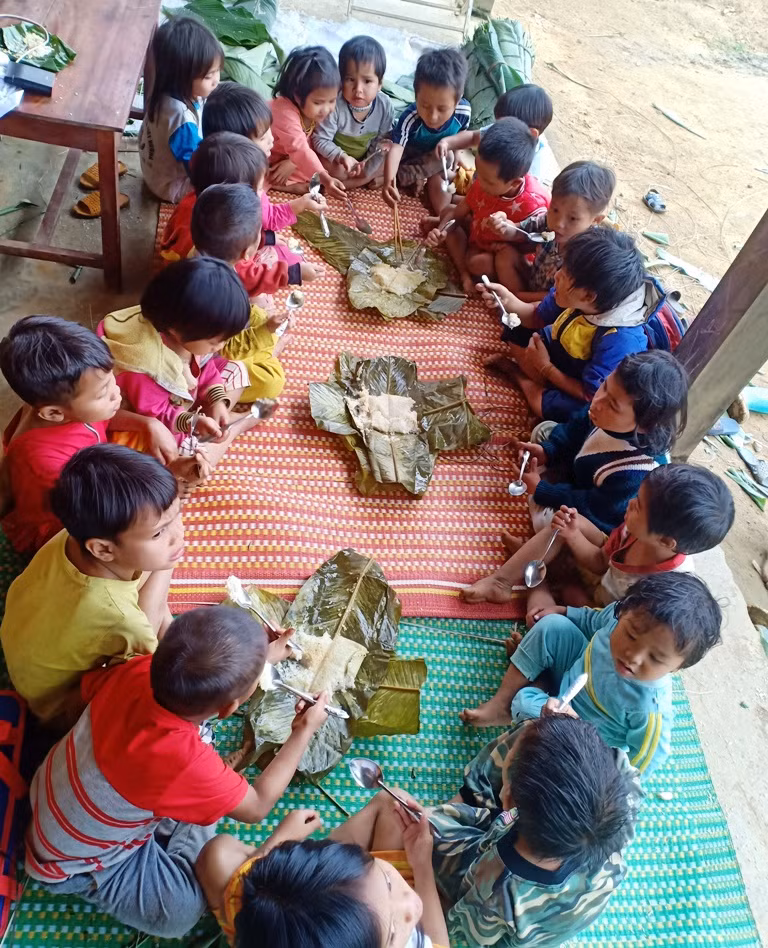 Các em được thưởng thức thành quả của một ngày lao động.
