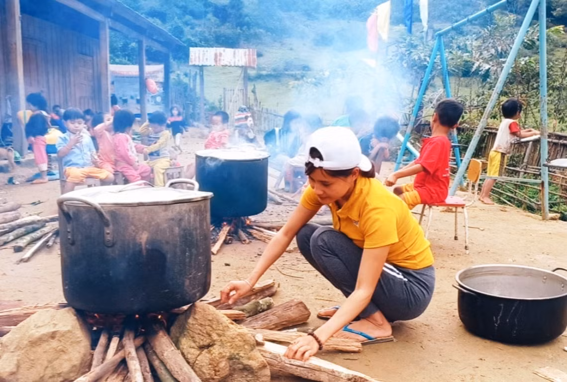 Nồi bánh chưng được nấu ngay giữa sân trường.