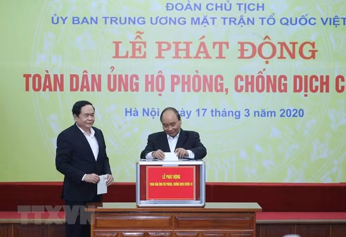 Thủ tướng Nguyễn Xuân Phúc quyên góp ủng hộ phòng, chống dịch COVID-19. (Ảnh: Thống Nhất/TTXVN) Thủ tướng Nguyễn Xuân Phúc quyên góp ủng hộ phòng, chống dịch COVID-19. (Ảnh: Thống Nhất/TTXVN)