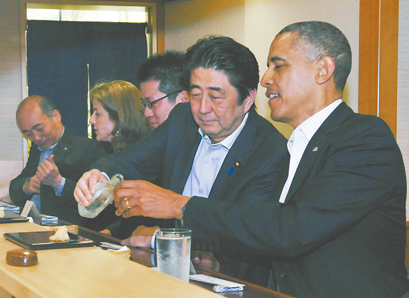 Thủ tướng Nhật Bản Shinzo Abe và Tổng thống Mỹ Obama uống sake bàn quốc sự. Thủ tướng Nhật Bản Shinzo Abe và Tổng thống Mỹ Obama uống sake bàn quốc sự.