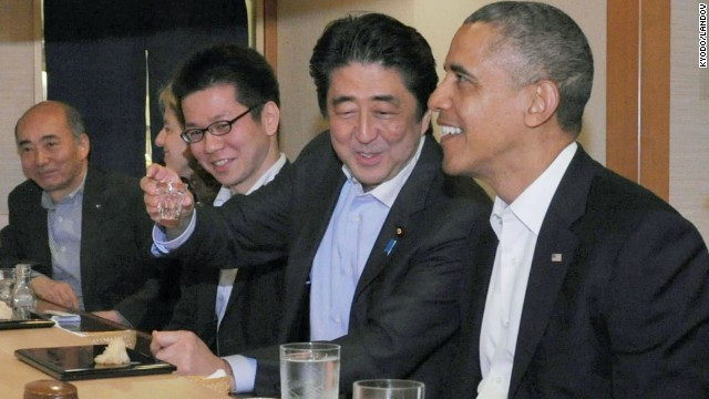 Ông Shinzo Abe nâng ly mời khách quý. Ông Shinzo Abe nâng ly mời khách quý.