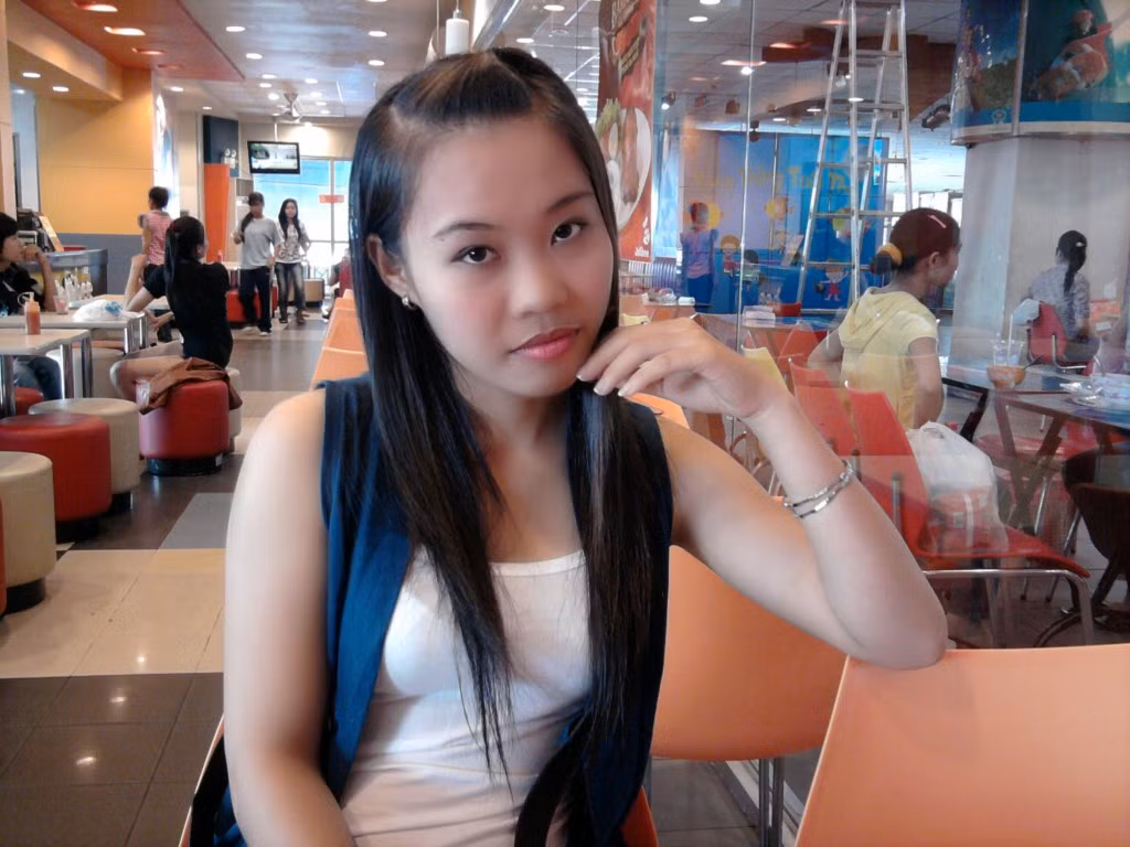 Mai Trinh là người hòa đồng, vui vẻ, yêu thiên nhiên, thích được đi du lịch cùng bạn bè và người thân, thích tham gia các hoạt động xã hội khi có điều kiện.Ước mơ của cô là một người thành đạt. Mai Trinh mong được sự ủng hộ của tất cả độc giả.