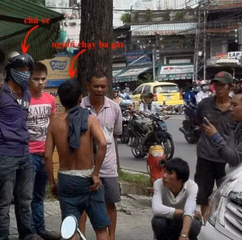 Những ngày vừa qua,cộng đồng chơi xe phân khối lớn truyền nhau bức ảnh và câu chuyện về 2 chàng thanh niên đi Suzuki GSX đang bắt đền một người lái xe ba gác nghèo khổ do làm trầy đuôi xe. Mặc dù người lái xe ba gác đã năn nỉ nhưng 2 thanh niên vẫn 1 mực bắt đền và còn thản nhiên cầm số tiền 150 nghìn đồng mà người lái xe ba gác này phải móc hết hầu bao mới có. Dân mạng xót xa cho người lao động nghèo và phẫn nộ với lối hành xử “tát cạn bắt lấy” của 2 thanh niên kia. Những ngày vừa qua,cộng đồng chơi xe phân khối lớn truyền nhau bức ảnh và câu chuyện về 2 chàng thanh niên đi Suzuki GSX đang bắt đền một người lái xe ba gác nghèo khổ do làm trầy đuôi xe. Mặc dù người lái xe ba gác đã năn nỉ nhưng 2 thanh niên vẫn 1 mực bắt đền và còn thản nhiên cầm số tiền 150 nghìn đồng mà người lái xe ba gác này phải móc hết hầu bao mới có. Dân mạng xót xa cho người lao động nghèo và phẫn nộ với lối hành xử “tát cạn bắt lấy” của 2 thanh niên kia.