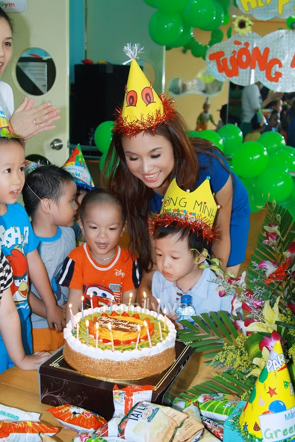 Vân Hugo tổ chức tiệc mừng sinh nhật cho con trai – cu Bin tại trường mầm non nơi cậu bé đang theo học.