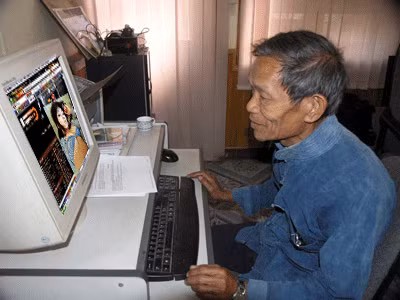 Cụ ông mê internet.