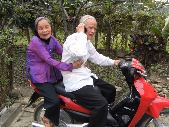 Có lẽ 2 cụ muốn ôn lại kỷ niệm thời trẻ của mình! Có lẽ 2 cụ muốn ôn lại kỷ niệm thời trẻ của mình!