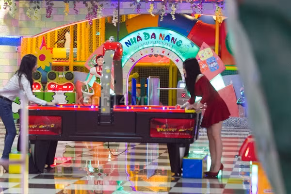 Thí sinh nhỏ tuổi nhất của The Voice còn vui vẻ rủ bạn mình vào khu trò chơi của một trung tâm thương mại lớn của TP. HCM để "quậy" với các trò bắn súng, câu thú nhồi bông, ném bóng... Cô nàng mải chơi vui vẻ đến nỗi không để ý có ống kính phóng viên đang "theo dõi". (Theo Kênh 14)