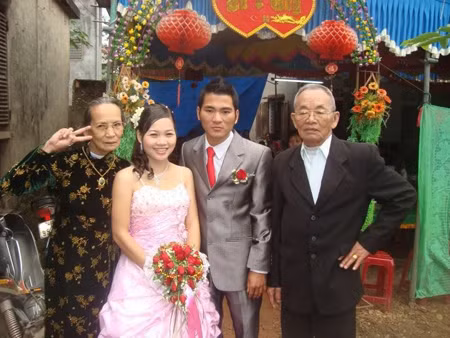 Một cụ bà tạo dáng đáng yêu trong ngày trọng đại của con cháu. Một cụ bà tạo dáng đáng yêu trong ngày trọng đại của con cháu.