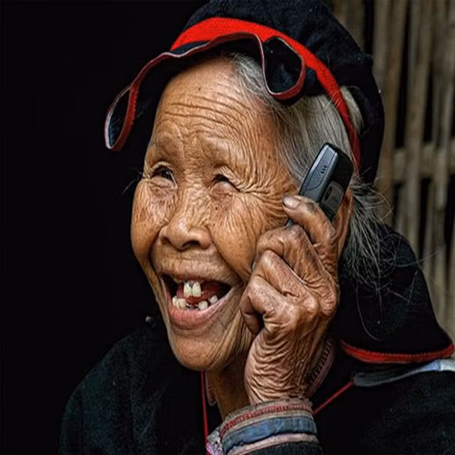 Nụ cười "tươi rói", hồn hậu của 1 cụ già người dân tộc thiểu số khi đang "tám" qua điện thoai. Nụ cười "tươi rói", hồn hậu của 1 cụ già người dân tộc thiểu số khi đang "tám" qua điện thoai.