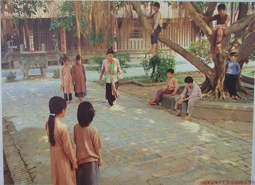 Chơi nhảy cò cò. Một khoảng sân rộng với những đôi chân trần thoăn thoắt di chuyển, ấu thơ hồn nhiên và giản dị... Chơi nhảy cò cò. Một khoảng sân rộng với những đôi chân trần thoăn thoắt di chuyển, ấu thơ hồn nhiên và giản dị...