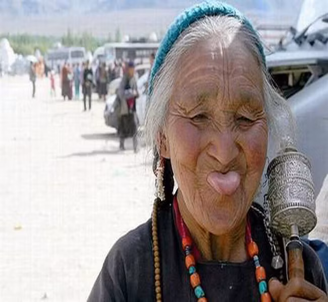 Không phải chỉ teen mới có kiểu tạo dáng "khoe lưỡi" đâu nhé! Không phải chỉ teen mới có kiểu tạo dáng "khoe lưỡi" đâu nhé!
