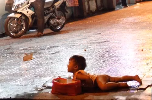 Đây là lối hành xử tàn bạo và man rợ của những kẻ nằm trong đường dây chăn dắt trẻ em lang thang cơ nhỡ ở TP.HCM: Những đứa trẻ này thuộc nhiều lứa tuổi, bé nhất là 2 -3 tuổi, không có khả năng xin ăn thì chúng bị nhưng tên “đầu xỏ” lột trần truồng và nằm lê lết trên một tấm bìa các-tông ở mặt đường hòng lấy lòng thương cảm của người qua đường, đặc biệt là cạnh khu vực sân khấu Trống Đồng thuộc Q.3, TP. HCM. Vụ việc này từng được đưa lên báo chí từ năm 2009 và trên facebook “Góc Yêu Thương” sau khi dẫn lại đã làm cư dân của trang mạng xã hội này vô cùng phẫn nộ và bức xúc. Đây là lối hành xử tàn bạo và man rợ của những kẻ nằm trong đường dây chăn dắt trẻ em lang thang cơ nhỡ ở TP.HCM: Những đứa trẻ này thuộc nhiều lứa tuổi, bé nhất là 2 -3 tuổi, không có khả năng xin ăn thì chúng bị nhưng tên “đầu xỏ” lột trần truồng và nằm lê lết trên một tấm bìa các-tông ở mặt đường hòng lấy lòng thương cảm của người qua đường, đặc biệt là cạnh khu vực sân khấu Trống Đồng thuộc Q.3, TP. HCM. Vụ việc này từng được đưa lên báo chí từ năm 2009 và trên facebook “Góc Yêu Thương” sau khi dẫn lại đã làm cư dân của trang mạng xã hội này vô cùng phẫn nộ và bức xúc.