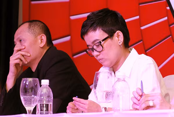 Chị chia sẻ về chuỗi ngày sau scandal The Voice: “Tôi nghĩ là tôi đã đi qua tâm bão rồi, dù dư chấn của nó chắc phải còn lâu mới hết hoặc không bao giờ hết. Trước đó, có những giây phút phải nói là tôi gần như đầu hàng. Tôi không biết nói sao cho mọi người hiểu. Và cái điều cần nói lại không thể nói được… Chính vì thế mà tôi đã nghĩ đến chuyện: nếu như mọi người không chịu tin mình, thì mình sẽ làm một điều gì đó để mọi người ân hận… Tôi nghĩ đến điều đó sau buổi họp báo. Là lá đơn đã được viết ra nhưng chưa đưa ra. Là điều tiếng cố đấm ăn xôi. Là cảm giác bị mọi người dồn vào chân tường. Tôi là người yếu đuối, đúng, nhưng trong công việc thì không.” (Theo Đẹp)