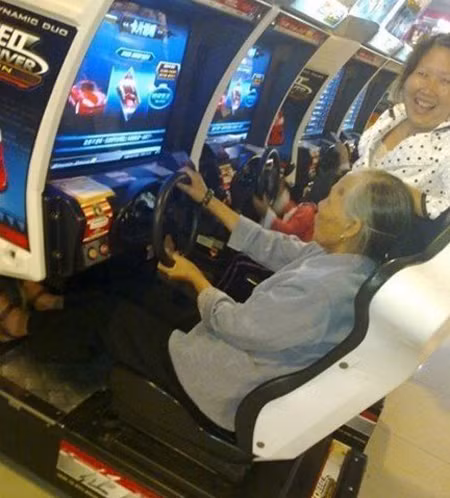 Niềm đam mê tốc độ của cụ bà này thể hiện ở...sở thích chơi game đua xe. Niềm đam mê tốc độ của cụ bà này thể hiện ở...sở thích chơi game đua xe.