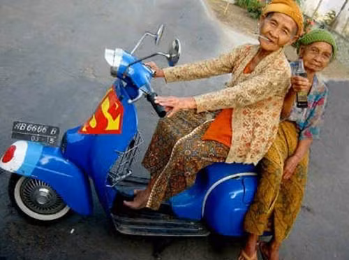 2 cụ bà trên chiếc xe...siêu nhân! 2 cụ bà trên chiếc xe...siêu nhân!